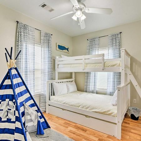 Terramar Beach Home With Pool And Marina Access ガルベストン エクステリア 写真